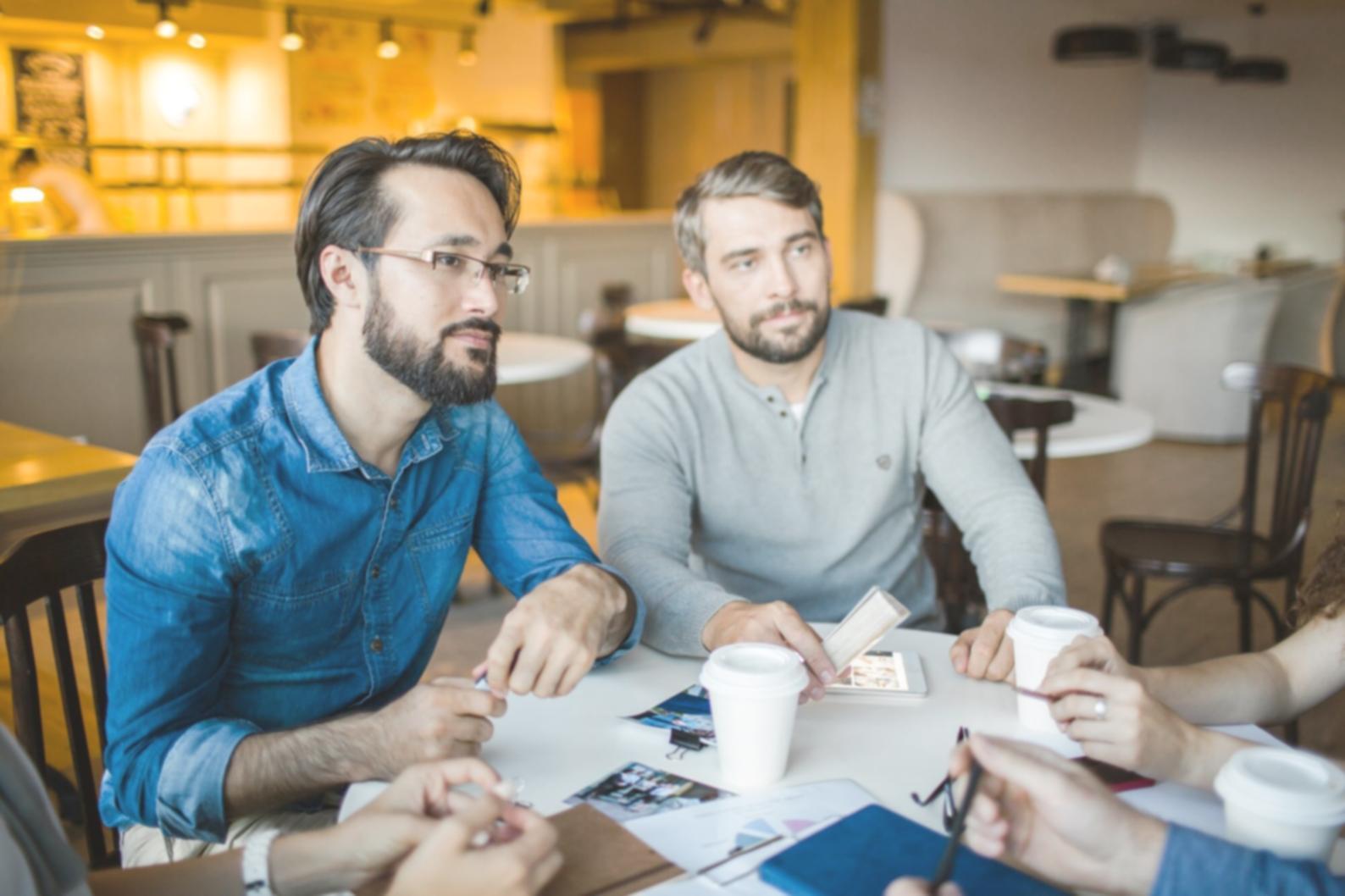 Profesionales trabajando en análisis financiero